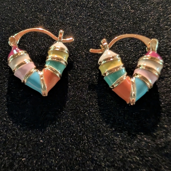No name Jewelry - Gold Colored and Mixed Pastel Hoop Earrings